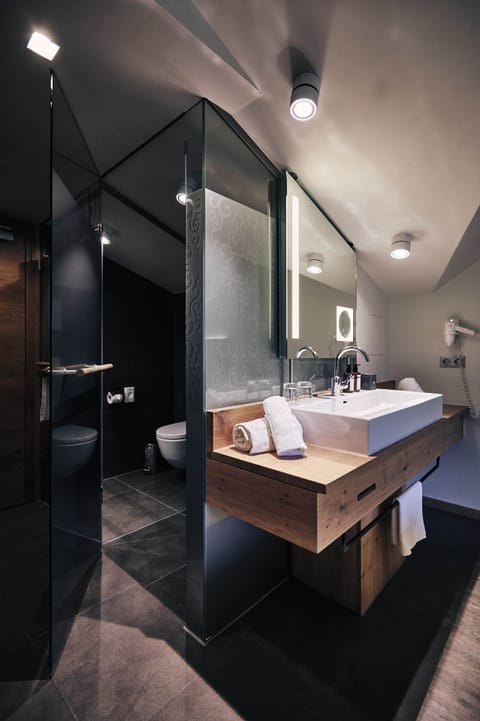 Superior Double Room, 1 King Bed (Gerls Superior 2) | Bathroom | Shower, free toiletries, hair dryer, bathrobes