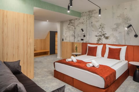 Executive Suite, Lake View | In-room safe, desk, laptop workspace, WiFi (free)