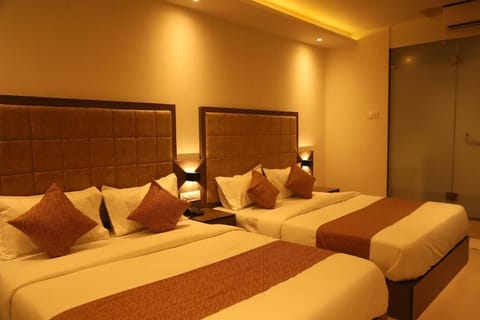 Family Quadruple Room | In-room safe, iron/ironing board (on request), WiFi (free)