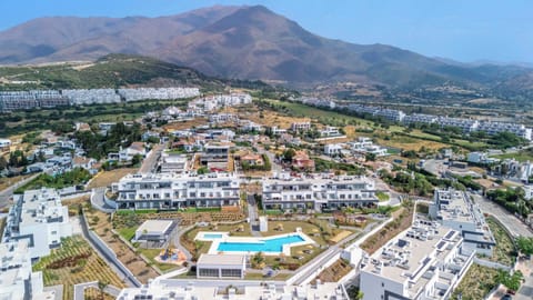 Set in Estepona’s peaceful Valle Romano hills, the apartment offers views of golf courses, mountains and sea. Beaches, the marina and town centre are about 10 minutes away by car, with golf courses nearby.