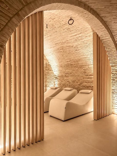 Couples treatment rooms, sauna, steam room, hot stone massages