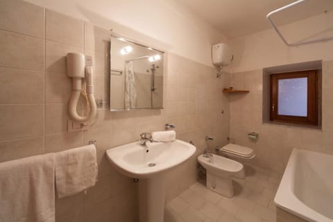 Triple Room | Bathroom | Free toiletries, hair dryer, bidet