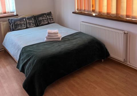 3 bedrooms, WiFi (free), bed sheets