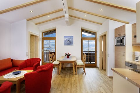 Family Apartment, 2 Bedrooms, 2 Bathrooms | Living room | 50-cm flat-screen TV with satellite channels, TV