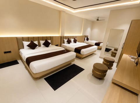 Family Room | Desk, WiFi (free), bed sheets