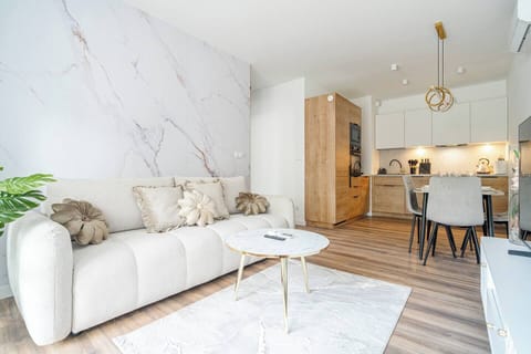 Kraków Top Location Apartment with Parking & Terrace | Book Now with RENTUJEMY.COM