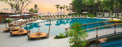 5 outdoor pools, open 9:00 AM to 7:00 PM, pool umbrellas, sun loungers