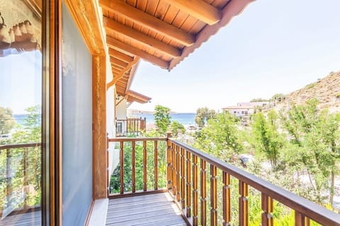 Comfort Room, Balcony, Mountain View | Property grounds