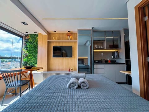 Detalhes do nosso cantinho. Para descansar após os passeios, aproveite o conforto da nossa cama + Netflix.