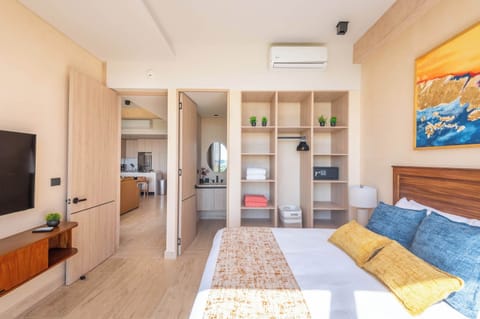 Bedroom with king-size bed 