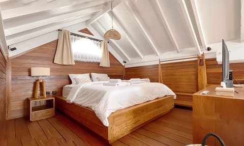 Deluxe Room, Garden View | Desk, laptop workspace, WiFi (free)