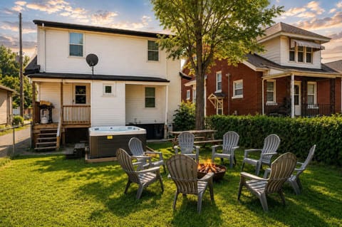 Backyard: Backyard: Relax in the private backyard with comfortable outdoor seating, an exclusive hot tub, the perfect place to enjoy your morning coffee or unwind after a day of exploring.