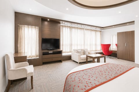 Romantic Honeymoon Suite | Blackout drapes, iron/ironing board (on request), WiFi (free)