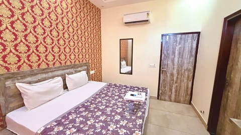 Deluxe Room, City View | Blackout drapes, soundproofing, WiFi (free), bed sheets