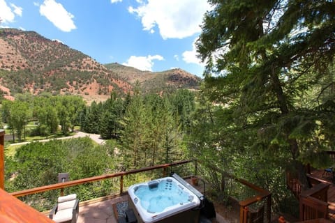 Hot tub overlooking Frying Pan River