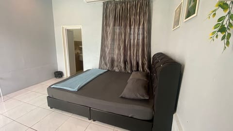 Deluxe Double Room | Desk, WiFi (free), bed sheets