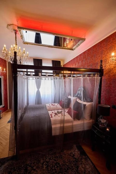 Deluxe Apartment, 1 King Bed, Non Smoking | Blackout drapes, soundproofing, iron/ironing board, WiFi (free)