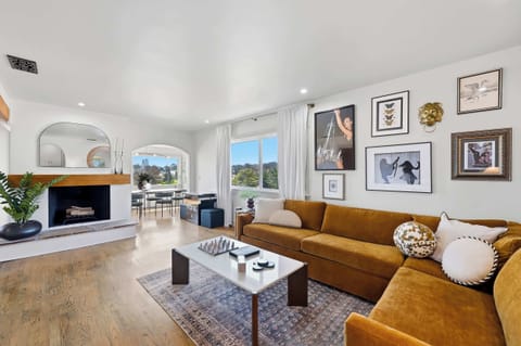 Spacious living area with charming decor 🏡✨