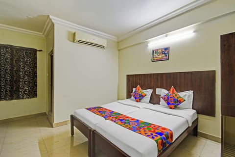 Deluxe Room | Egyptian cotton sheets, premium bedding, in-room safe, desk