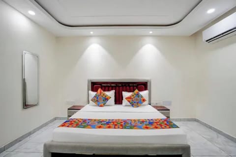 Egyptian cotton sheets, premium bedding, in-room safe, desk