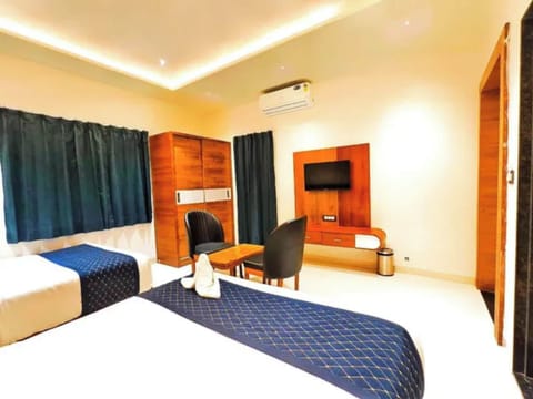 Family Room | Egyptian cotton sheets, premium bedding, desk, WiFi (free)