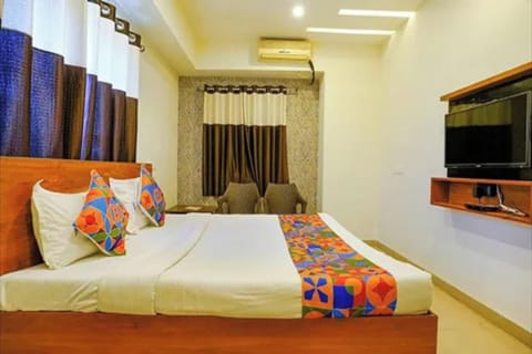 Egyptian cotton sheets, premium bedding, in-room safe, desk