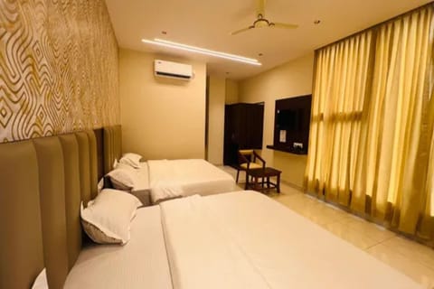 Egyptian cotton sheets, premium bedding, in-room safe, desk