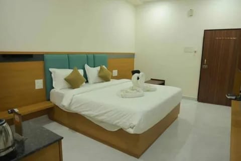 Premium Room | Egyptian cotton sheets, premium bedding, in-room safe, desk