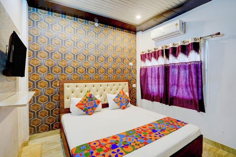 Deluxe Room | Egyptian cotton sheets, premium bedding, in-room safe, desk