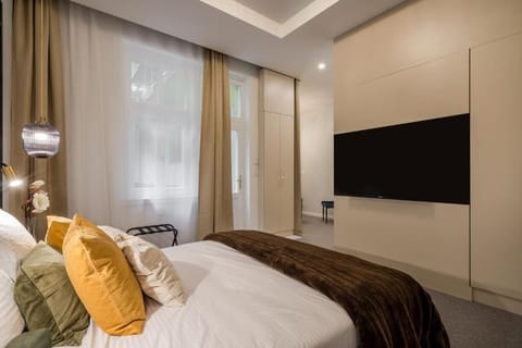 Family Triple Room, Courtyard View | In-room safe, WiFi (free)