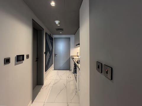 Deluxe Apartment, 1 Queen Bed, Balcony, Canal View | Interior