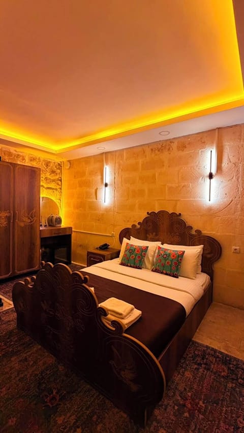 Classic Double Room | Minibar, iron/ironing board (on request), WiFi (free)