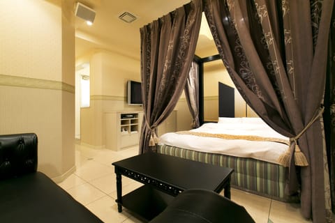 Suite Room | Desk, soundproofing, WiFi (free), individually decorated