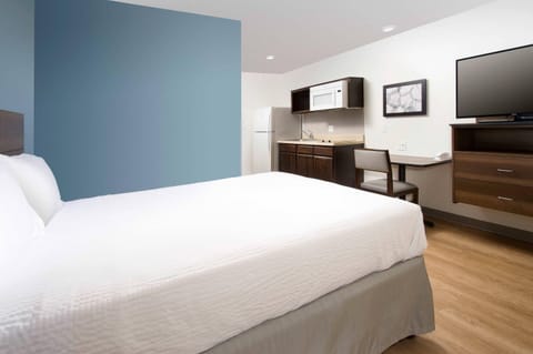 Suite, 1 King Bed, Non Smoking | WiFi (free)