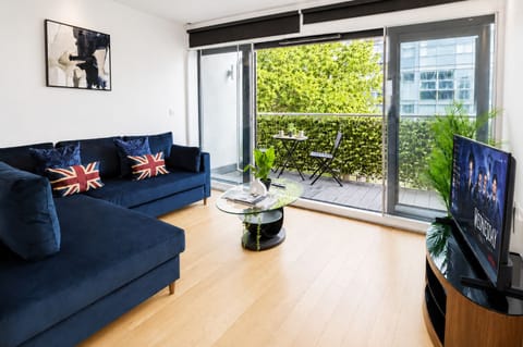 Living room w/ double sofa bed & Balcony - 2BR flat in Angel near King's Cross