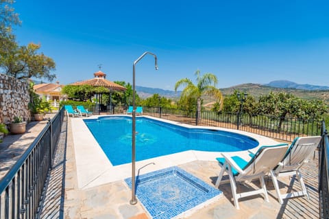 Rural house with pool in Guaro