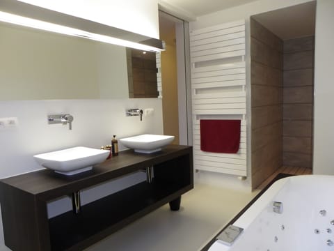Junior Suite (Massage Bathtub) | Premium bedding, minibar, in-room safe, desk