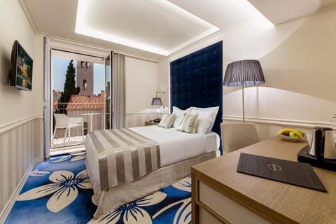 Standard Double Room, Balcony | Minibar, in-room safe, desk, laptop workspace