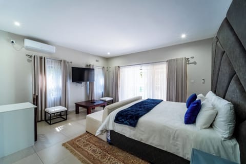 Double Room, Patio, Garden View | Laptop workspace, blackout drapes, soundproofing, iron/ironing board