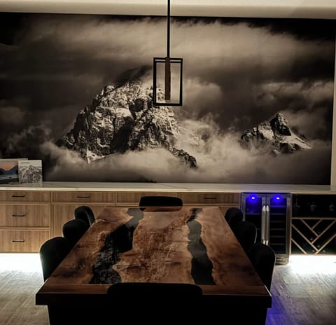 [Dining Table] Relax in large comfortable seats sharing stories with loved ones