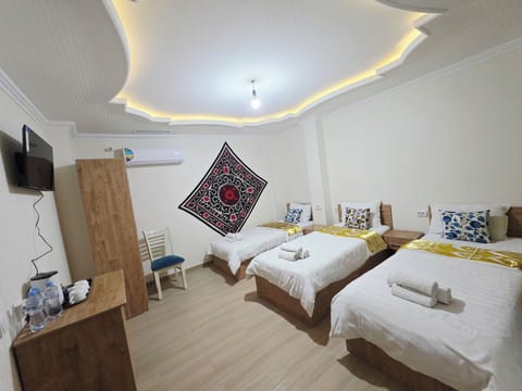 Luxury Triple Room | Desk, laptop workspace, WiFi (free)