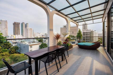 Executive Studio, City View | Outdoor dining