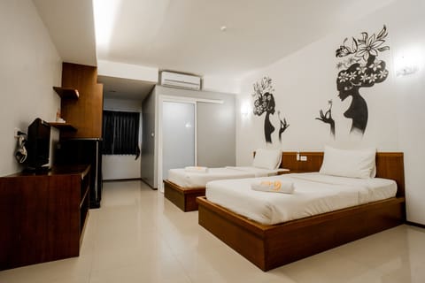 Standard Twin Room | Desk, blackout drapes, free WiFi, bed sheets
