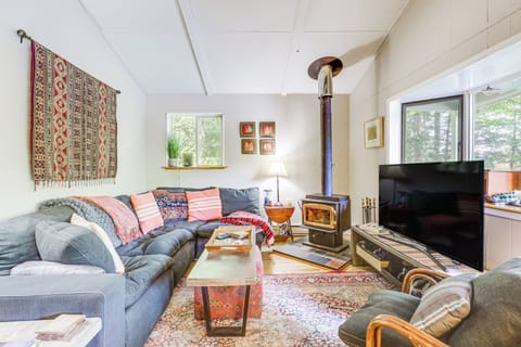 Newbury Vacation Rental | 2BR | 1BA | 700 Sq Ft
