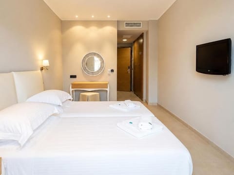 Double or Twin Room | In-room safe, soundproofing, WiFi (free)