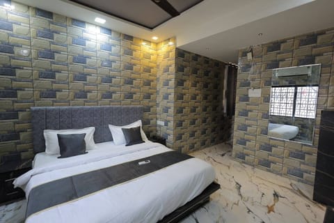 Superior Room | Desk, WiFi (free), bed sheets