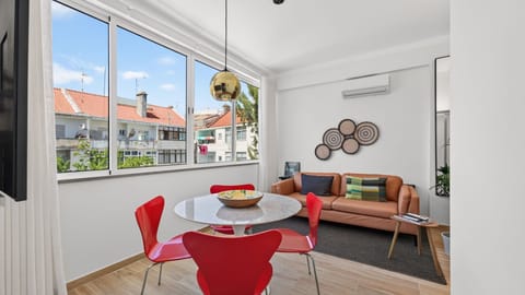 Bright, inviting living space perfect for relaxing, dining, and spending time together.
#OpenPlan #StylishInteriors #HomeAwayFromHome #Portugal #Portimão