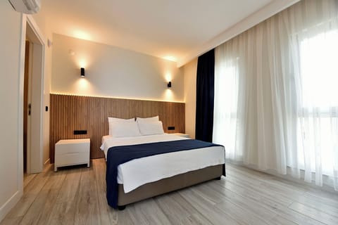 Classic Double Room | In-room safe, laptop workspace, WiFi (free)