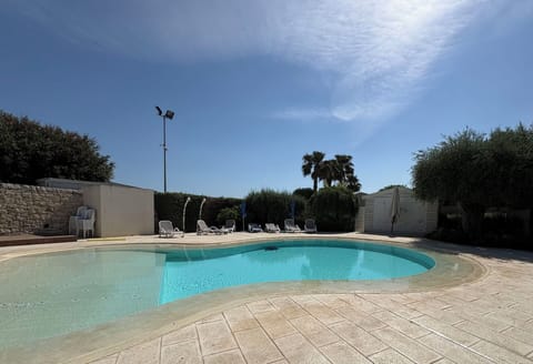 Autumn, Balcony / Terrace / Patio, Garden, Pool, Spring, Summer