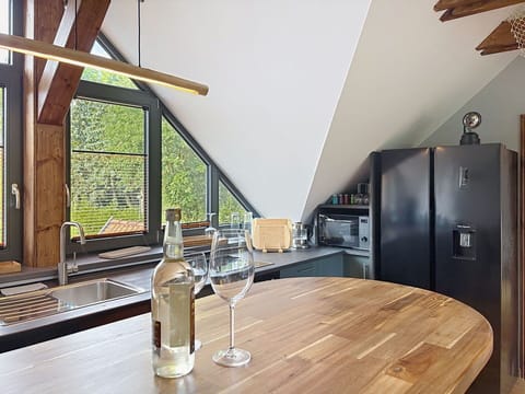 Wood, Interior Design, Home, Lighting, Furniture, Kitchen, Countertop, Glass, Kitchen Appliance, Apartment